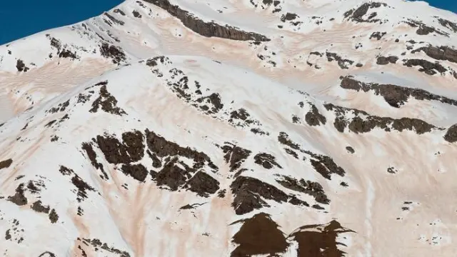 El macizo de Suelsa (Sobrarbe) visiblemente cubierto por polvo del Sáhara en el invierno de 2017.