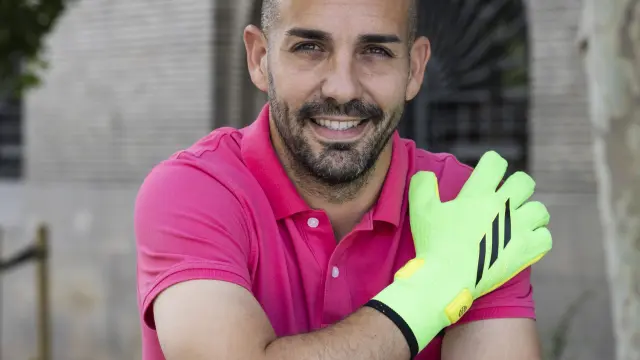 Rafa Santos posa sonriente junto a sus guantes.
