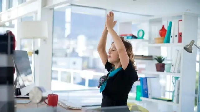 Practicar yoga en la oficina puede evitar problemas musculares.