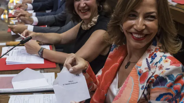 Chueca enseña su voto minutos antes de ser proclamada alcaldesa de Zaragoza