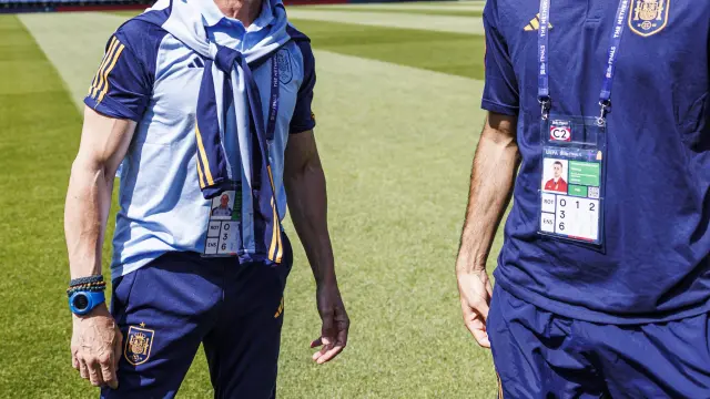 Luis de la Fuente, seleccionador español, junto al centrocampista Rodri Hernández (d), momentos antes de la rueda de prensa que ofrecieron este sábado en Róterdam