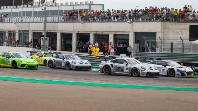 Momento de la salida Carrera 2 GT en el Trofeo de Velocidad. Motorland Aragón 2023