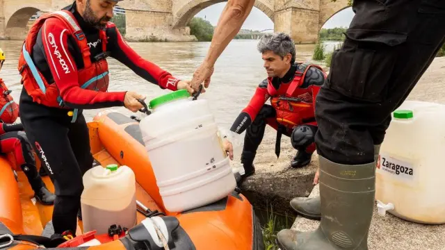 La actuación se ha realizado en colaboración con los Bomberos de Zaragoza desde una de sus barcas, en el río Ebro.