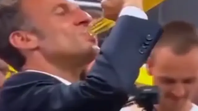 Macron bebe de trago la cerveza durante la celebración del Toulouse de rugby.