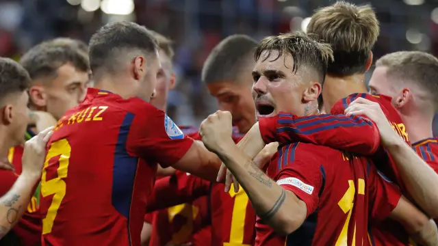 Los jugadores de la selección española sub-21 celebran uno de los goles del partido del Europeo ante Rumanía