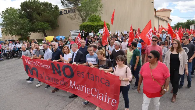 Movilización el pasado 9 de junio en Villafranca del Cid contra el cierre de la fábrica textil de Marie Claire.