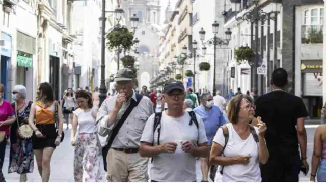 Ciudadanos paseando por la calle Alfonso de Zaragoza.