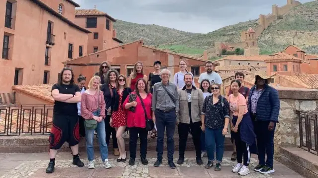 Profesores y alumnos de universidades europeas posan en uno de los rincones más visitados de Albarracín.