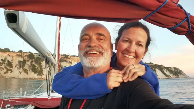 Paco y Marieta en su velero Suika en las cosas ibicencas.