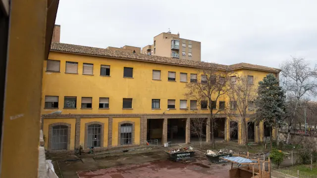 Patio del antiguo instituto Luis Buñuel, que el Ayuntamiento quiere reconvertir en centro de mayores.