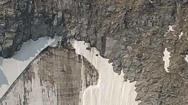 Imagen captada este martes desde el aire que muestra el hielo del glaciar al desprenderse la nieve.