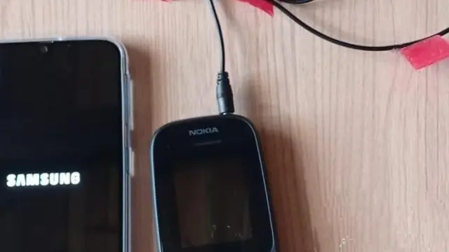Aparatos electrónicos que utilizaban para comunicarse con una tercera persona durante el examen.