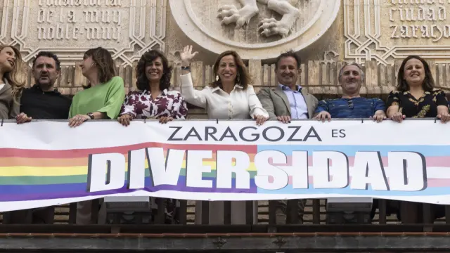 Colocación de la pancarta 'Zaragoza es diversidad' en el balcón consistorial con motivo del Día del Orgullo.