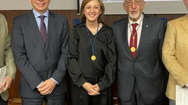 Blanca Bauluz, junto a académicos y autoridades de la Real Academia de Ciencias de Zaragoza.
