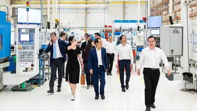 Miembros de Fersa Group y del Gobierno Jiaxing visitan la planta de produccion de la empresa aragonesa en Zaragoza.
