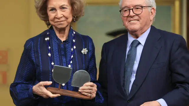 La reina Sofía (i) recibe el Premio de Honor ¿Valor añadido¿, otorgado por la Fundación Transforma España, este jueves Palacio del Marqués de Salamanca, en Madrid.