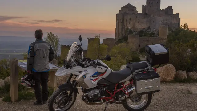 Ruta en moto hasta el castillo de Loarre.
