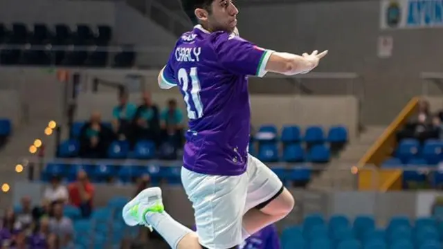 Carlos Pérez, nuevo jugador del Bada, realiza un lanzamiento.