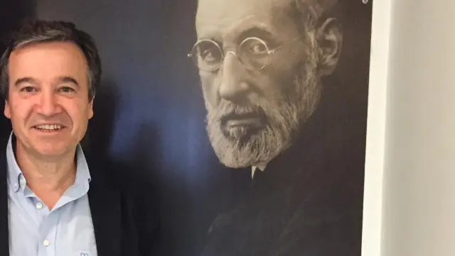 José Ramón Alonso, ante un retrato de Santiago Ramón y Cajal.