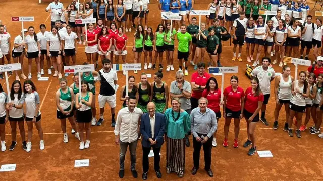 Todos los equipos, ayer en el Real Zaragoza Club de Tenis, durante la presentación del torneo.