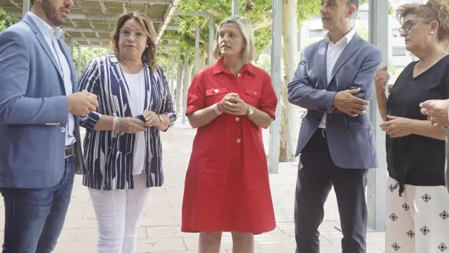 Candidatos del PSOE al Congreso y al Senado este martes junto al estanque del parque Miguel Servet de Huesca.