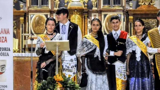 Jóvenes catalanes en el homenajeado a Agustina de Aragón, el lunes en Zaragoza.