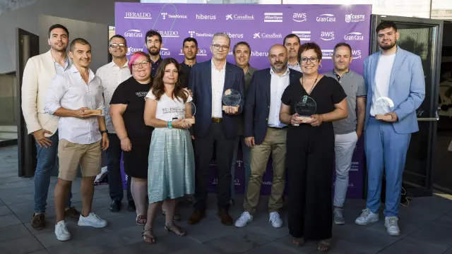 Los representantes de las cinco iniciativas ganadoras del reconocimiento a mejor proyecto digital posan con los galardones en la mano