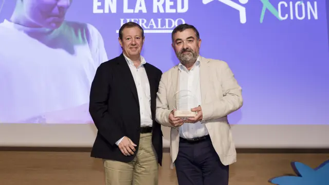 José Juste, director de Tecnología y Operaciones BSH recibe el premio de manos de Federico Tardón, director de Telefónica Aragón.