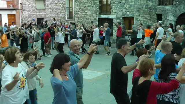 Baile colectivo durante la celebración del festival Danspirenaika en Aragüés del Puerto.