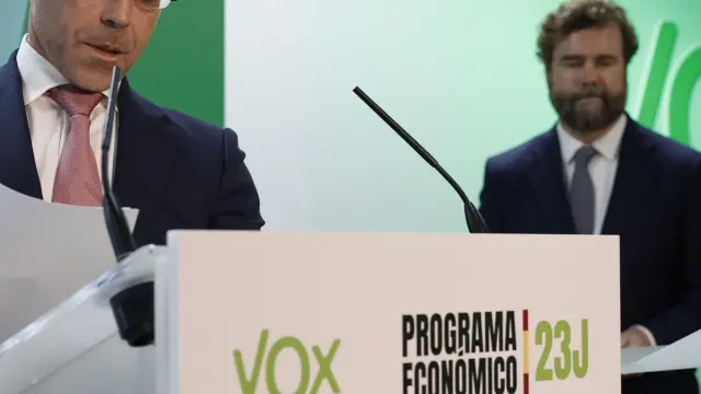 El vicepresidente de Acción Política de Vox, Jorge Buxadé (i) y su portavoz en el Congreso, Iván Espinosa de los Monteros (d) presentan este viernes el programa económico del partido.