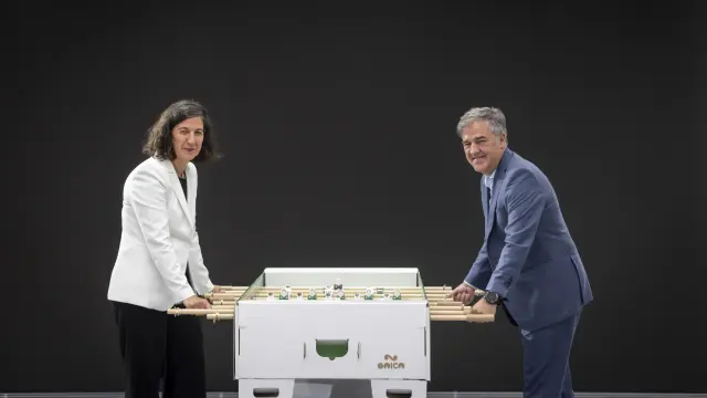 Susana Alejandro y Ramón Alejandro, a los mandos de un futbolín de cartón fabricado por Saica.