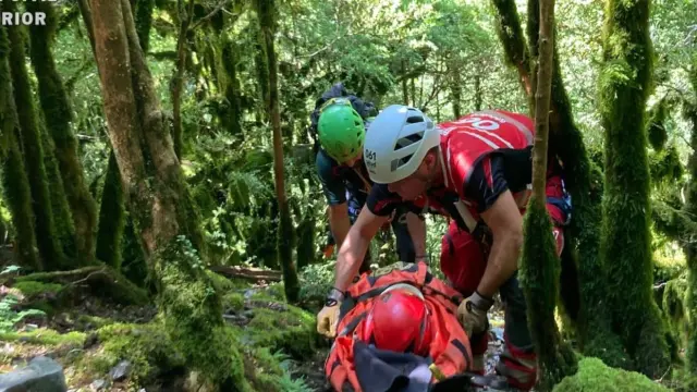 Rescate en camilla de un escalador en la vía Jumanji en Bujaruelo.