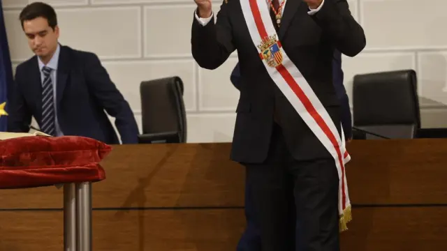 Juan Antonio Sánchez Quero con el bastón de mando tras ser reelegido presidente de la DPZ