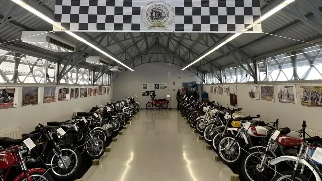 La exposición de motos antiguas tiene lugar en el centro cultural 'El matadero'