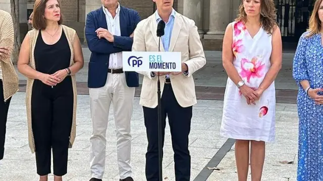 El candidato del PP al Congreso por Zaragoza, Pedro Navarro, acompañado por dos compañeros de lista y de tres ediles de la capital, este martes, ante la Delegación del Gobierno.