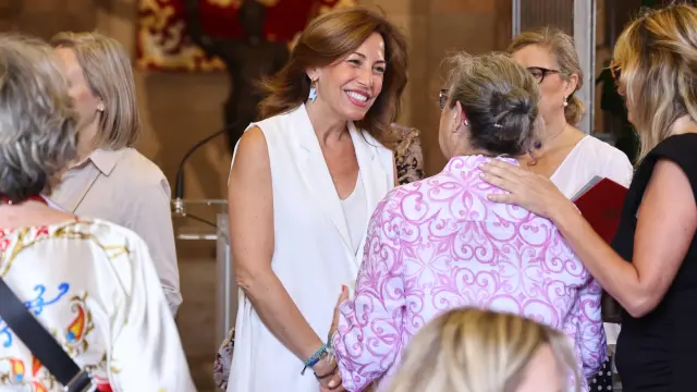 La alcaldesa de Zaragoza, Natalia Chueca, conversa con la presidenta de la Asociación de Víctimas del Terrorismo, María Gracia Roca, tras el acto de recuerdo a los 79 fallecidos y 113 heridos en el incendio del Corona.