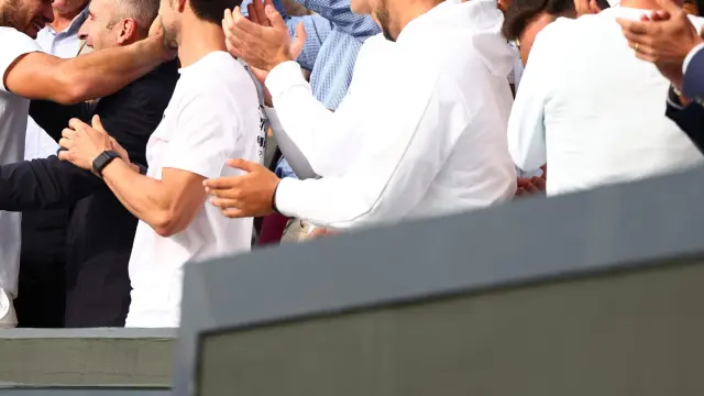 Juan Carlos Ferrero, a la izquierda, durante la celebración de Alcaraz con su equipo tras ganar el torneo de Wimbledon.