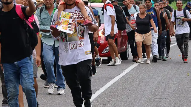 Migrantes caminan en caravana para intentar llegar a Estados Unidos, el 15 de julio en la ciudad mexicana de Tapachula.
