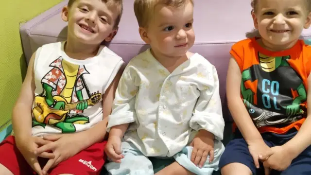 Yoel, de 5 años, con sus hermanos que sufren la enfermedad: Lian de 19 meses y Eder de 3 años