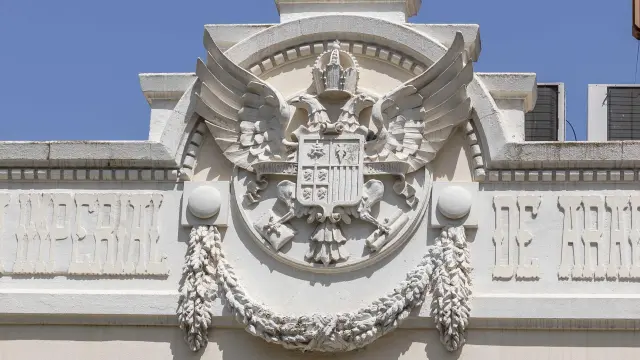 El escudo de la antigua fábrica de harinas La Imperial.