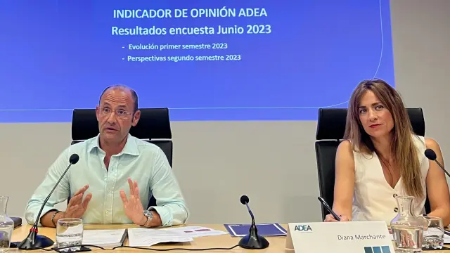 Fernando Rodrigo, presidente de Adea, y Diana Marchante, secretaria general, durante la presentación del Indicador de Opinión.