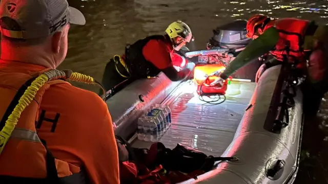 Equipos rescate opera en Bedford, Nueva Escocia, Canadá.