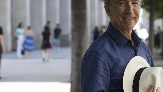 Jesús Gascón, sombrero panameño en mano, en el paseo de la Independencia de Zaragoza
