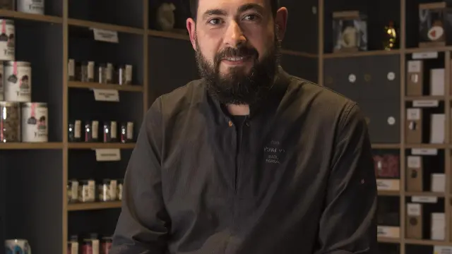 Raúl Bernal, maestro chocolatero propietario de la pastelería Lapaca de Huesca.
