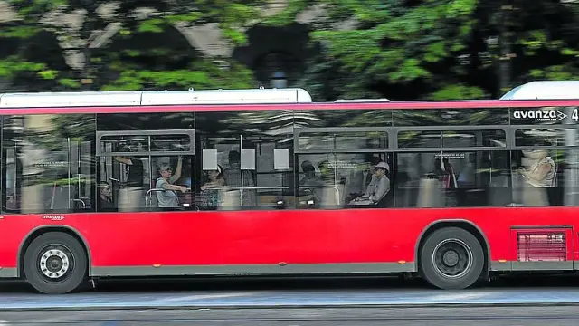 Un autobús de Avanza, ayer en el paseo de la Independencia de Zaragoza.