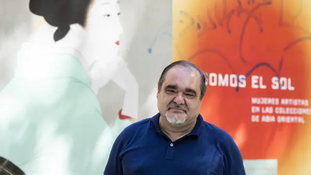 Víctor Pasamar, ante el cartel de la exposición que el Museo de Zaragoza ha organizado con las estampas que ha donado.