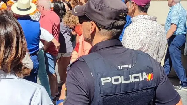 Patrulla mixta de la Policía de España y Francia en el Festival Folklórico de los Pirineos de Jaca.