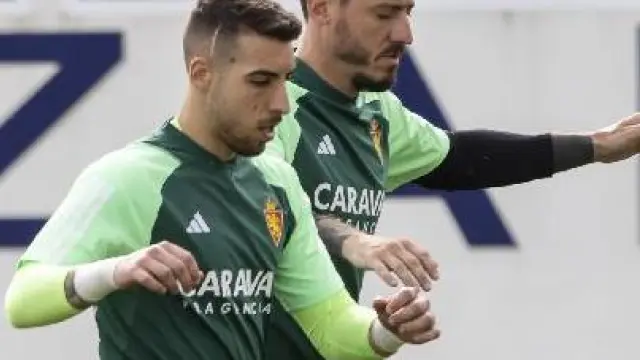 Dani Rebollo, en primer plano junto al veterano Cristian Álvarez, en un entrenamiento anterior a la llegada del tercer guardameta del Real Zaragoza, Poussin.