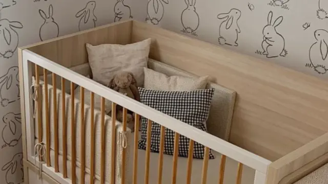 Una habitación infantil decorada con papel de pared.