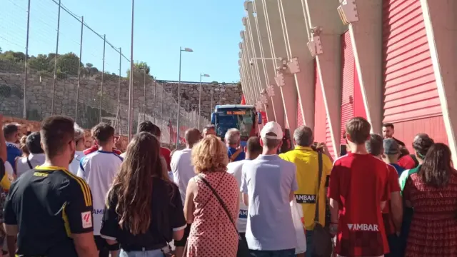 Aficionados del Real Zaragoza, en la recepción del autobús del equipo en Tarragona.